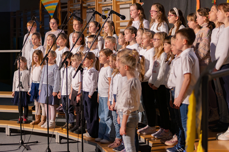 OBMOČNA REVIJA OTROŠKIH IN MLADINSKIH PEVSKIH ZBOROV 2026_avtor Rok Majhenič